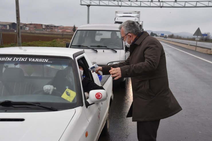 Keşan Belediye Başkanı ilçeye girenlerin ateşini ölçtü