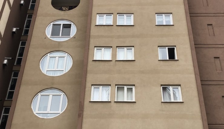 Tansiyon hastası kadını, çocukları evin balkonunda ölü buldu