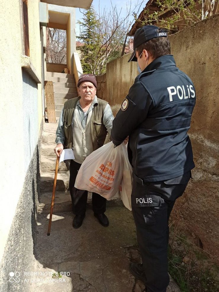 Nallıhan'da "Vefa Sosyal Destek Grubu" yaşlıların yardımına koşuyor
