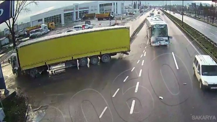 Yabancı uyruklu vatandaşları taşıyan otobüsün kaza anı kameraya yansıdı
