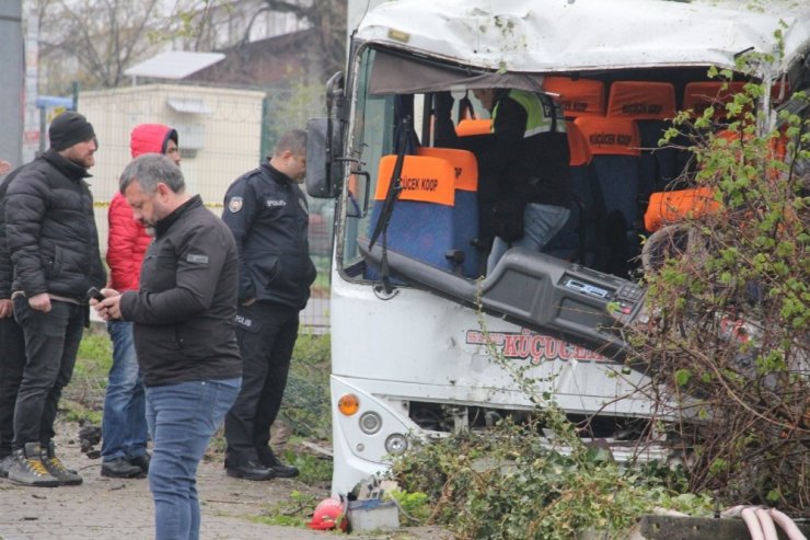Fabrika servisi trafik kazası yaptı: 1 ölü 7 yaralı