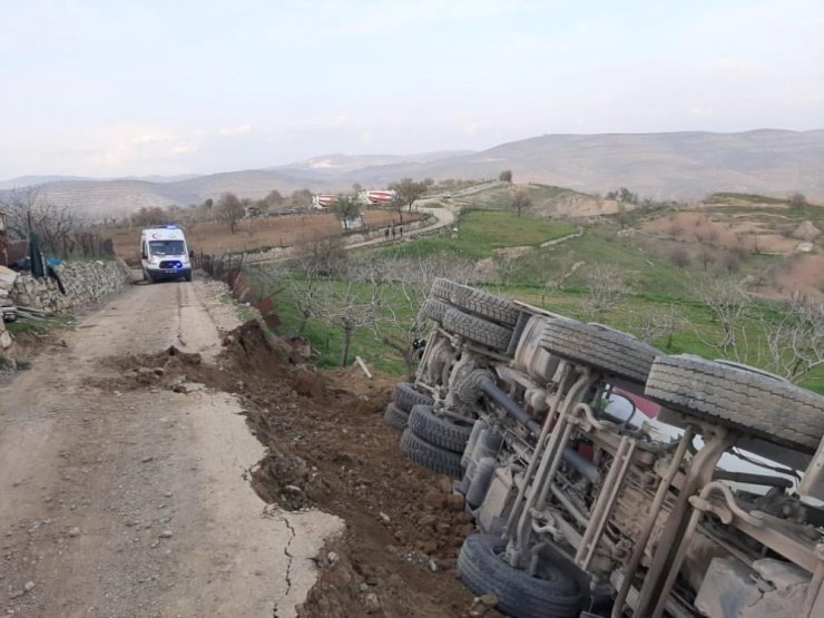 Siirt’te toprak yolun çökmesi sonucu kamyon devrildi: 1 yaralı