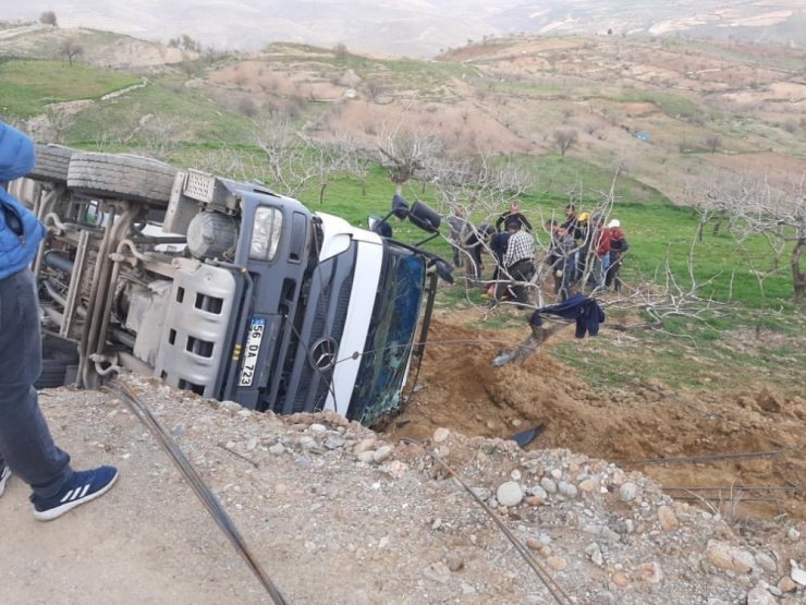 Siirt’te toprak yolun çökmesi sonucu kamyon devrildi: 1 yaralı