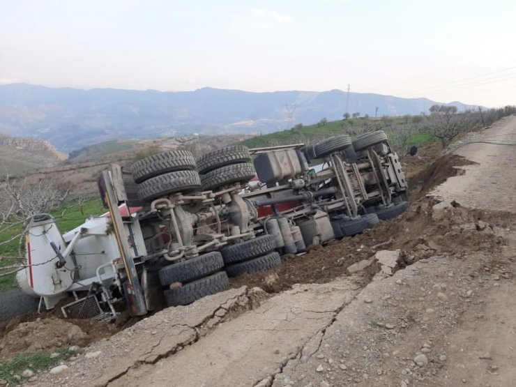 Siirt’te toprak yolun çökmesi sonucu kamyon devrildi: 1 yaralı