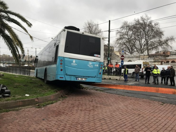 Fatih’te kontrolden çıkan otobüs tramvay yoluna girdi: Seferler durdu