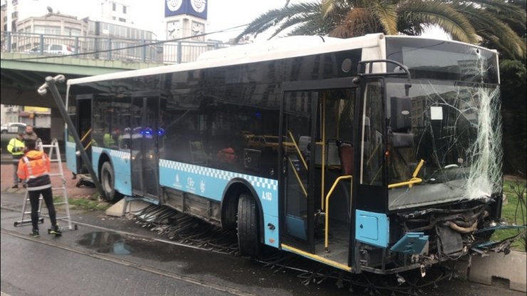 Fatih’te kontrolden çıkan otobüs tramvay yoluna girdi: Seferler durdu