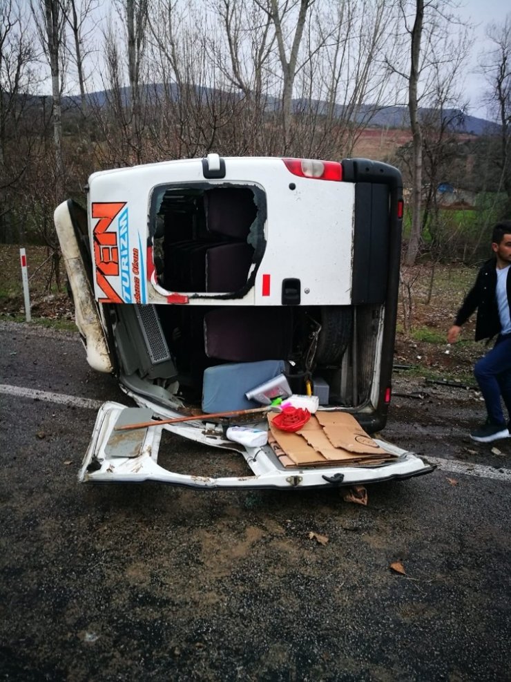 Tokat’ta tekstil işçilerini taşıyan servis devrildi: 13 yaralı