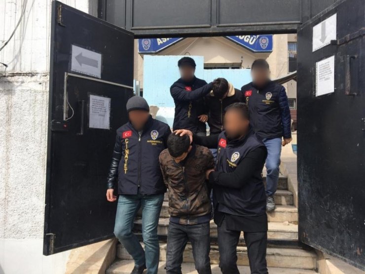 Düzensiz göçmeni gasp eden 2 kişi tutuklandı