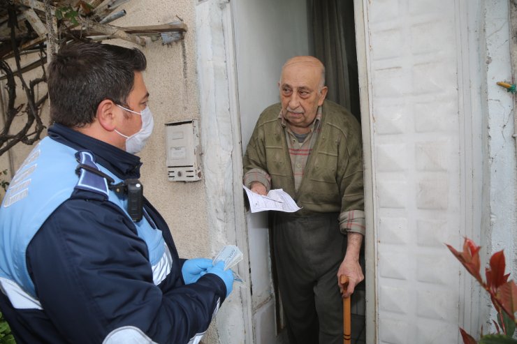 Zabıtaya hitabıyla duygulandıran Burhan amcadan "Evde kal" çağrısı