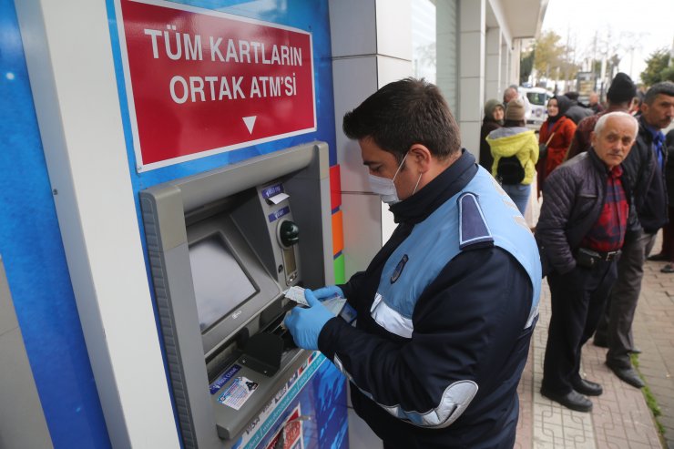 Zabıtaya hitabıyla duygulandıran Burhan amcadan "Evde kal" çağrısı