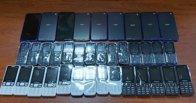 Polis baskınında 37 adet kaçak cep telefonu ele geçirildi