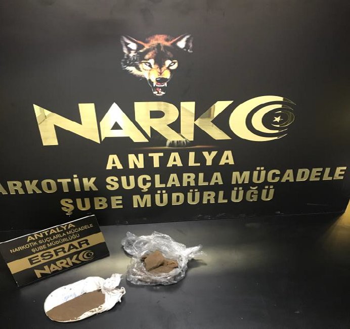 Havalimanında yolcunun üzerinden uyuşturucu çıktı