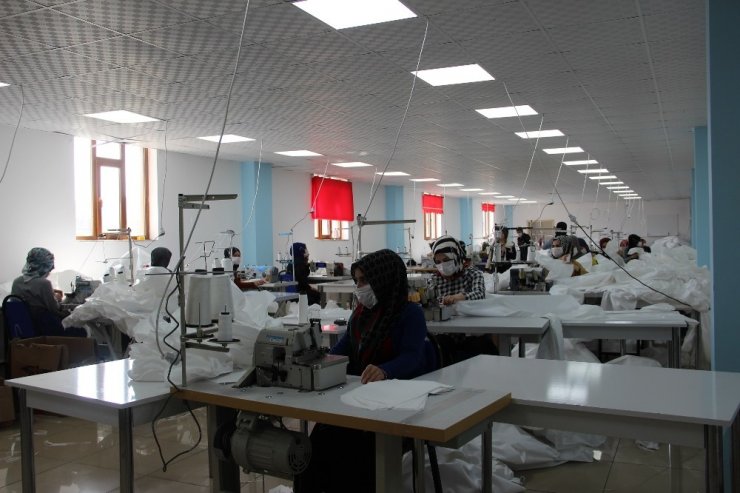 Gömlek dikerken, tuluma döndüler siparişe yetişemiyorlar