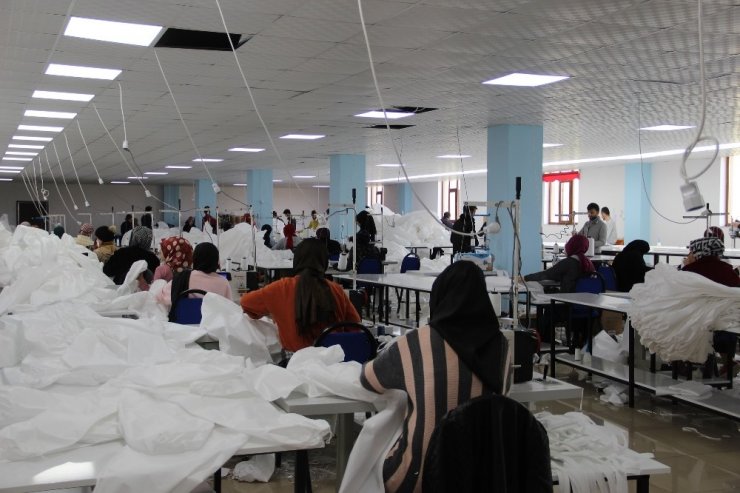 Gömlek dikerken, tuluma döndüler siparişe yetişemiyorlar