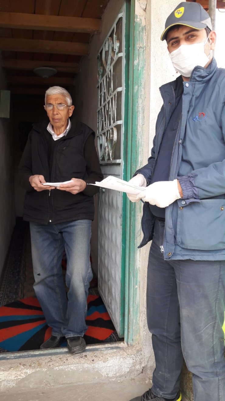 Emekli vatandaşlara maaşları konutlarında verilmeye başlandı