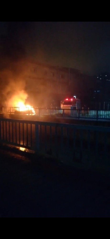 Kâğıthane’de alev alev yanan otomobil kül oldu