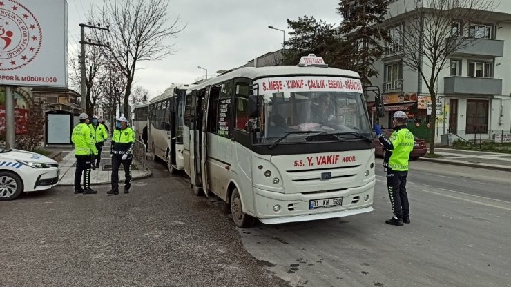 Polis otobüs ve minibüs sürücülerine göz açtırmıyor