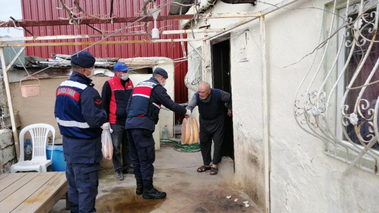 Niğde'de "Vefa Sosyal Destek Grubu" yaşlıların hizmetine koşmaya devam ediyor