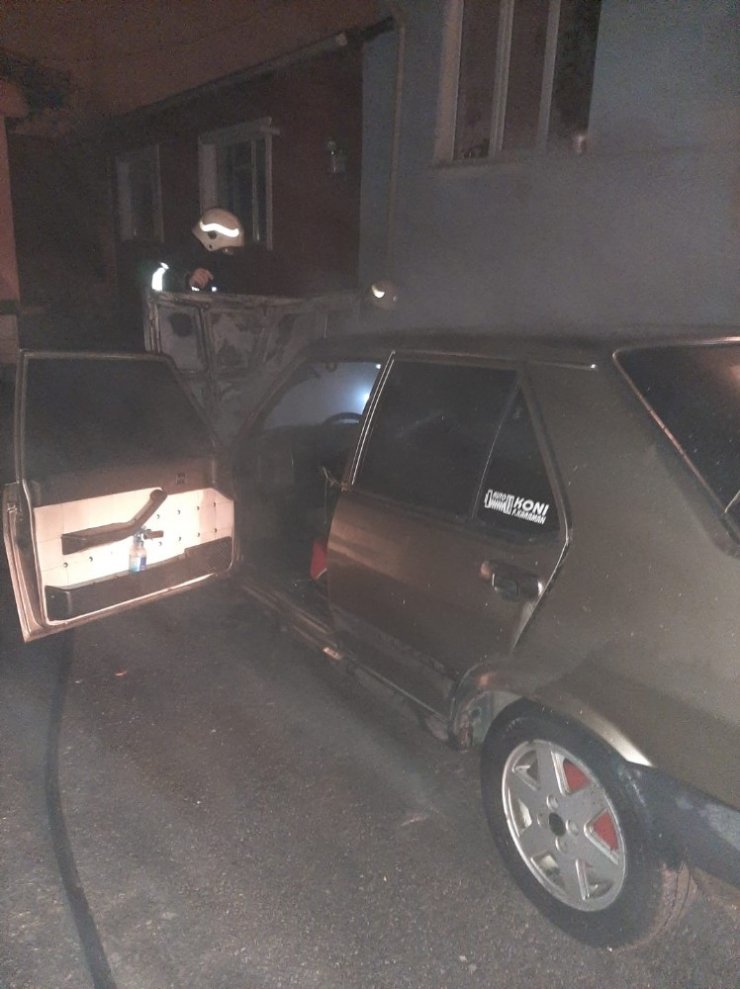 Park halindeki otomobil alev alev yandı