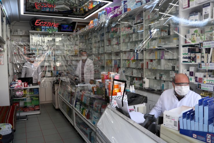 Sivas'ta eczaneden koronavirüse karşı naylonlu önlem