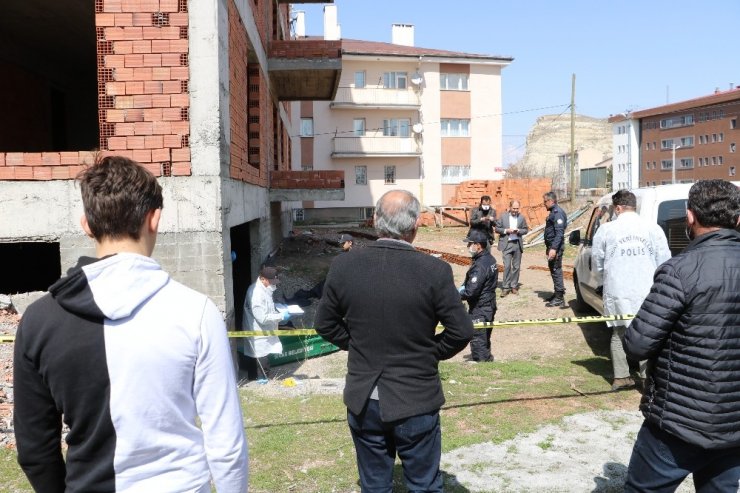 Oynarken ceset buldular