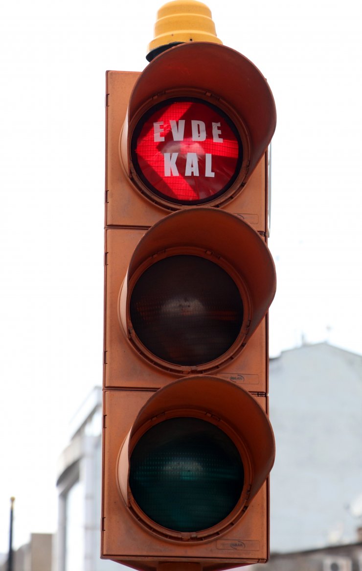 Trafik ışıklarıyla "evde kal" çağrısı