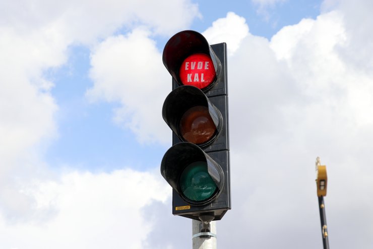 Trafik ışıklarıyla "evde kal" çağrısı