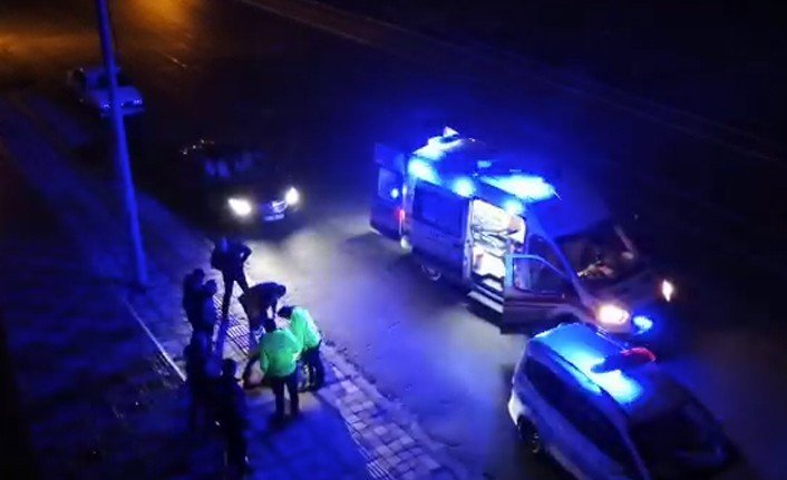 Alkollü arkadaşını kaza yerinde bırakıp kaçtı