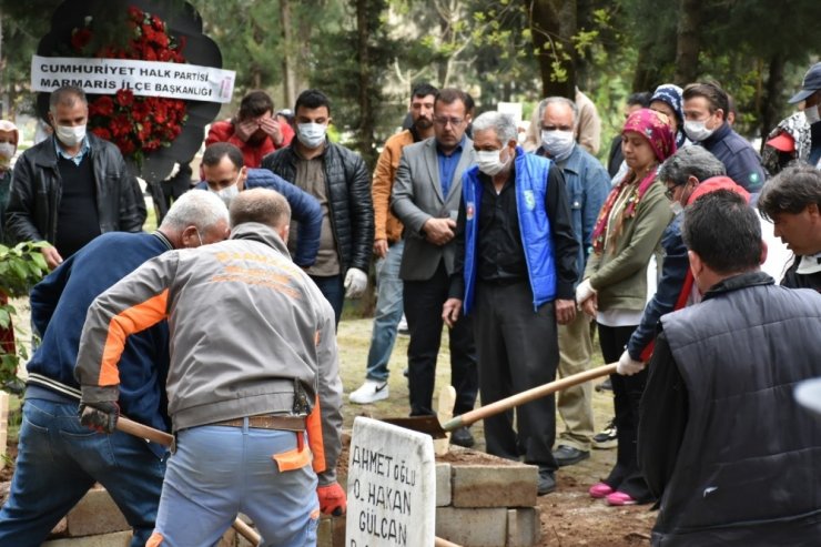 Tekne ile çıktıkları denizde kaybolup hayatlarını kaybeden arkadaşlar toprağa verildi