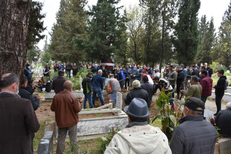 Tekne ile çıktıkları denizde kaybolup hayatlarını kaybeden arkadaşlar toprağa verildi