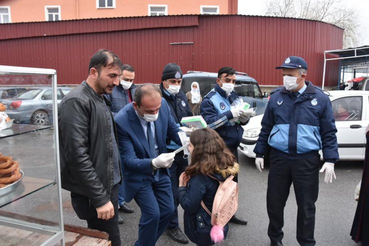 Tomarza Belediyesi esnafa eldiven ve maske dağıttı