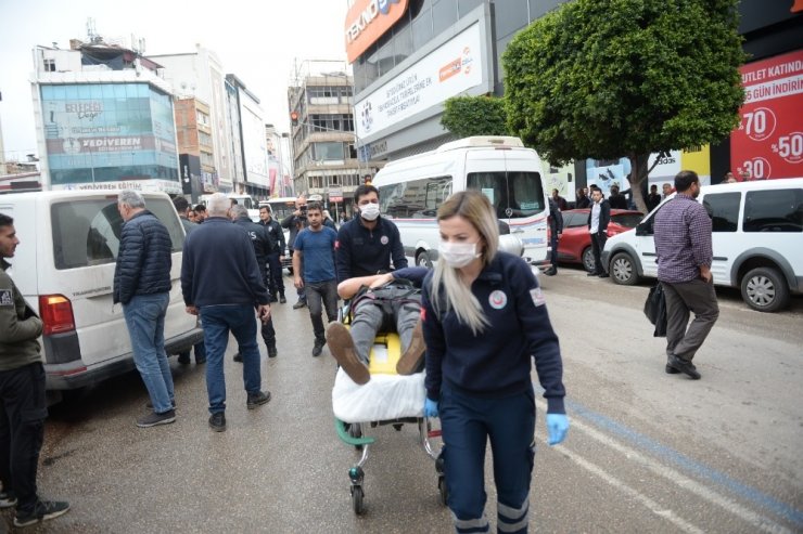 Minibüs, otomobille yarışırken polis aracına çarptı: 2’si polis 3 yaralı