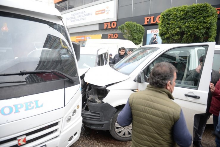 Minibüs, otomobille yarışırken polis aracına çarptı: 2’si polis 3 yaralı