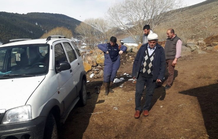 İneği hastalanan yaşlı adamın yardımına Vefa ekibi koştu