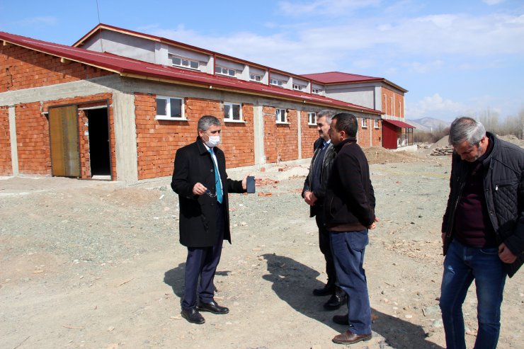 Başkan Yüksel, mezbaha inşaatını inceledi