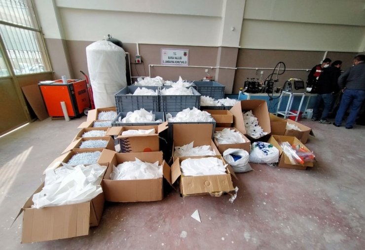 Bursa’da merdiven altı imalathaneye yapılan baskında 10 bin adet maske ele geçirildi