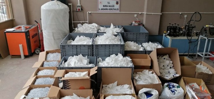 Bursa’da merdiven altı imalathaneye yapılan baskında 10 bin adet maske ele geçirildi
