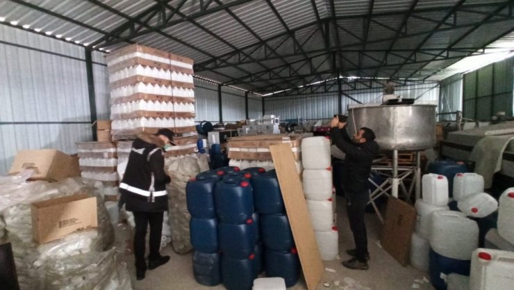 Bursa’da kaçak 1 milyon liralık dezenfektan üreten 5 kişi adli kontrolle serbest