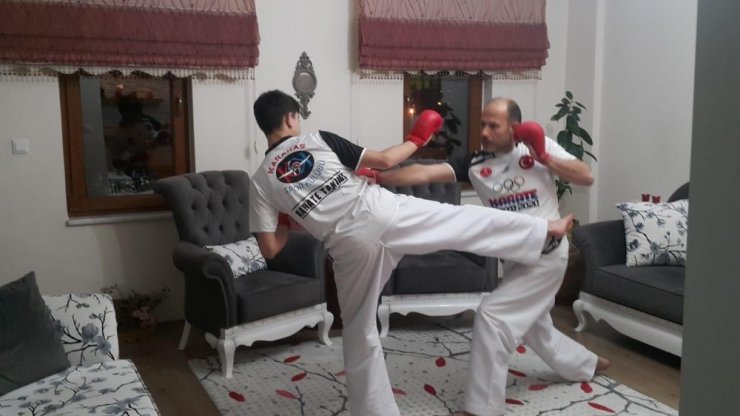 Ispartalı karateciler antrenmaları eve sığdırdı