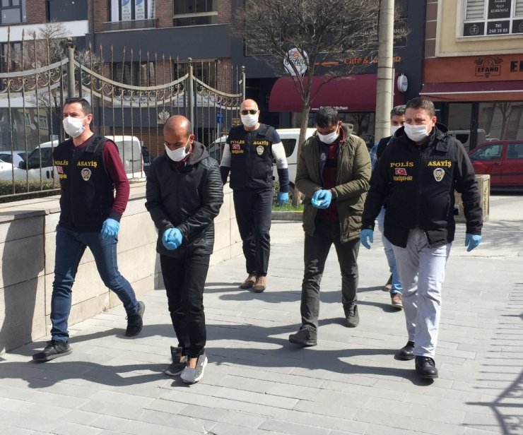 Kendini polis olarak tanıtan 2 şüpheli suçüstü yakalandı