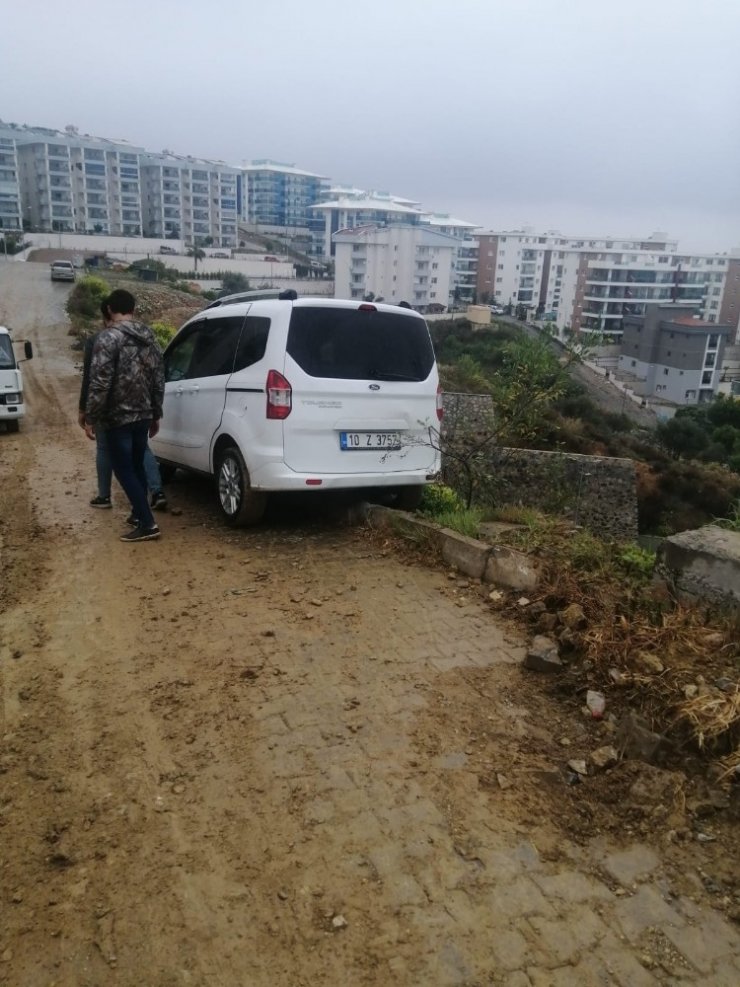 Uçuruma düşmekten son anda kurtuldu