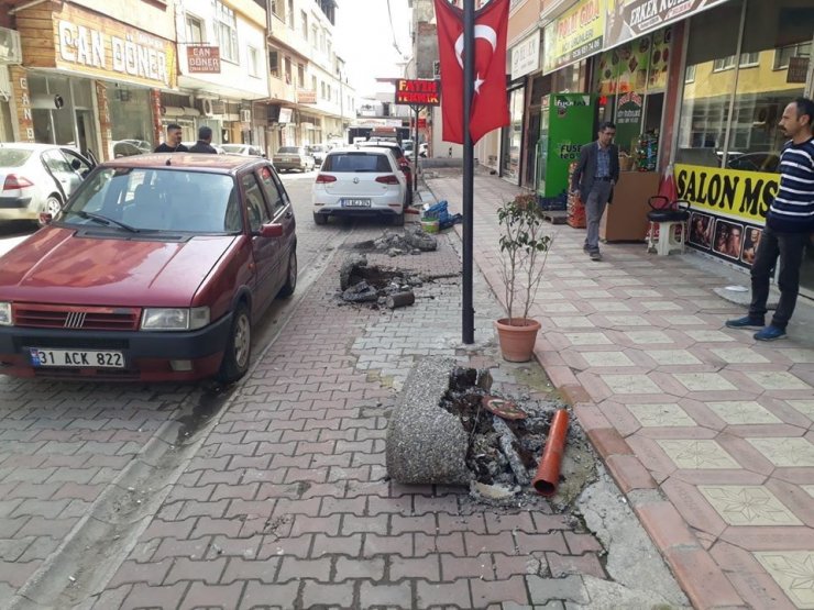 Otomobilini park edemeyen avukat belediyenin dubalarını kesti