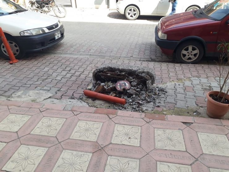 Otomobilini park edemeyen avukat belediyenin dubalarını kesti