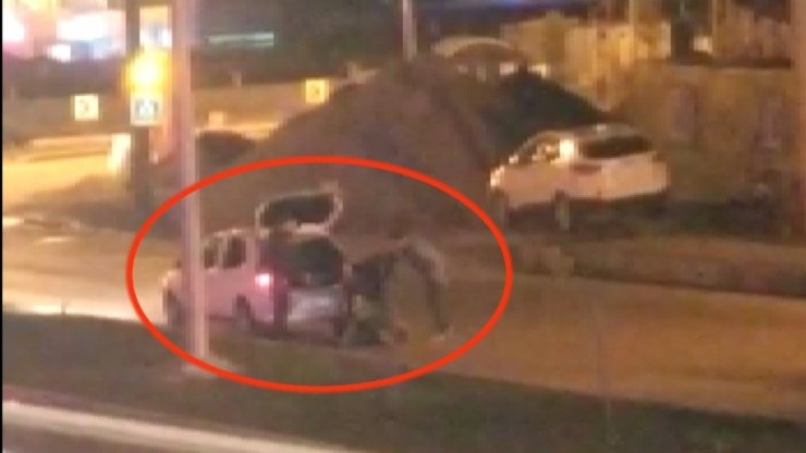 Samsun’da 2 kişi tarafından dövülerek aracın bagajına koyulan genci polis kurtardı