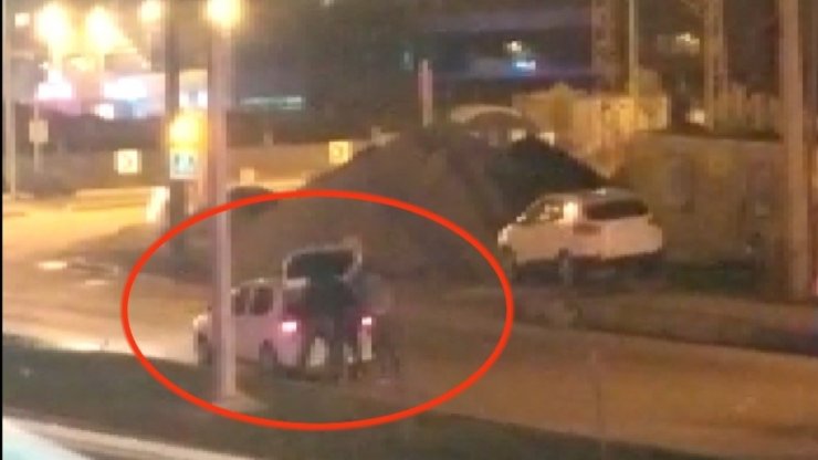 Samsun’da 2 kişi tarafından dövülerek aracın bagajına koyulan genci polis kurtardı