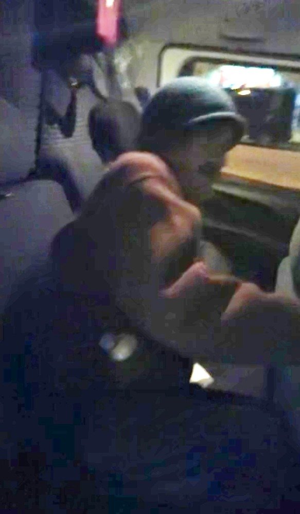 Sokakta yalnız yaşayan yaşlı vatandaşa İzmir polisi sahip çıktı