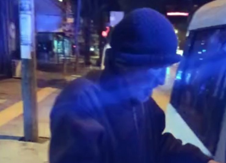 Sokakta yalnız yaşayan yaşlı vatandaşa İzmir polisi sahip çıktı