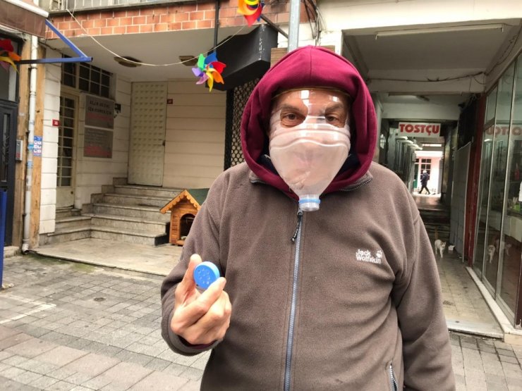 Kadıköy’de esnaf korona virüse karşı pet şişeden maske yaptı