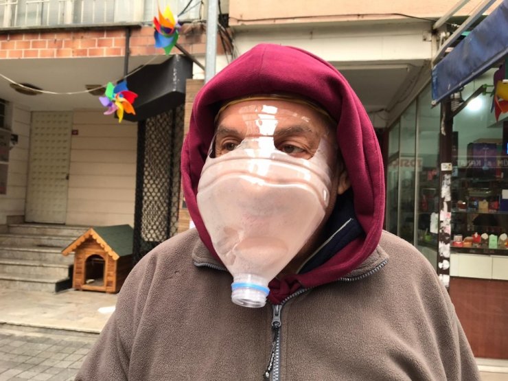 Kadıköy’de esnaf korona virüse karşı pet şişeden maske yaptı