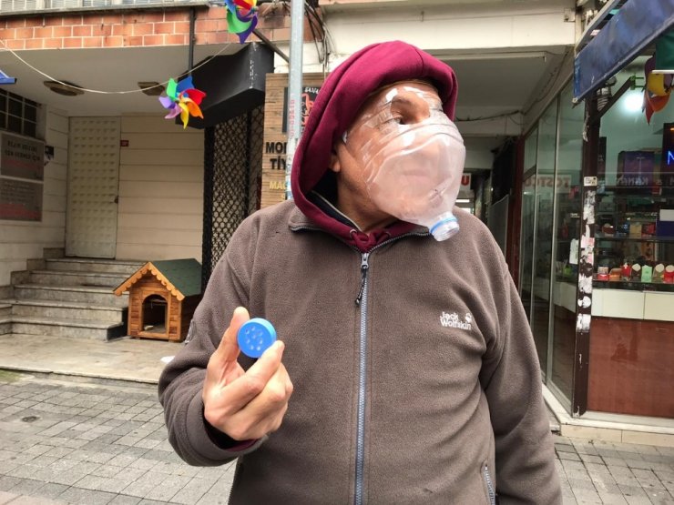 Kadıköy’de esnaf korona virüse karşı pet şişeden maske yaptı